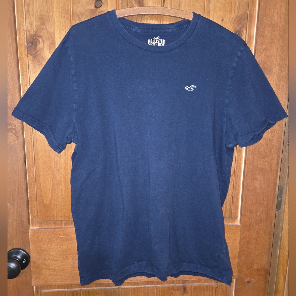 Hollister Men's Navy Blue T-Shirt